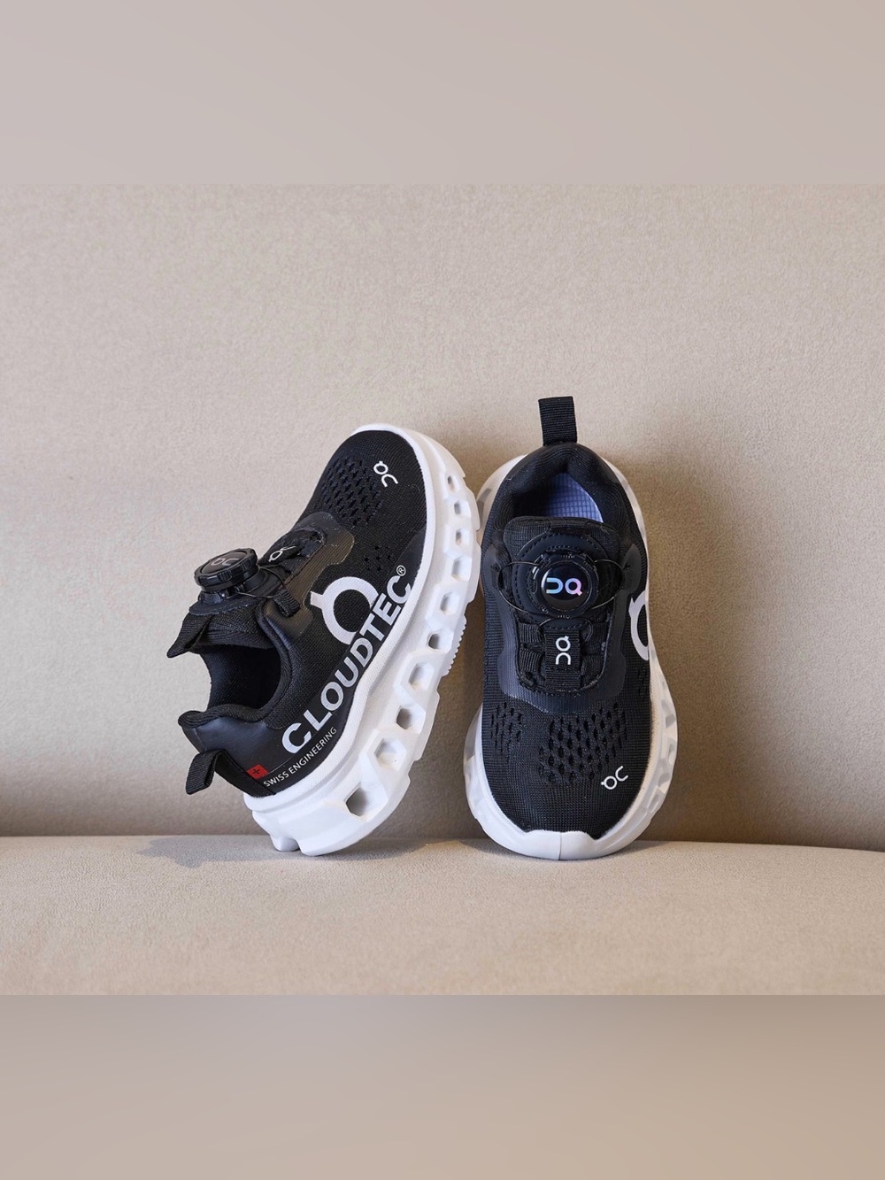 On Running Kids cloud X Black and White Cloud-inspired
Sneakers🙋🏻(SIZE 2.5Y) - Picture 4 of 4